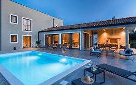 Villa & Jardin - Luxury Villa With Swimming Pool