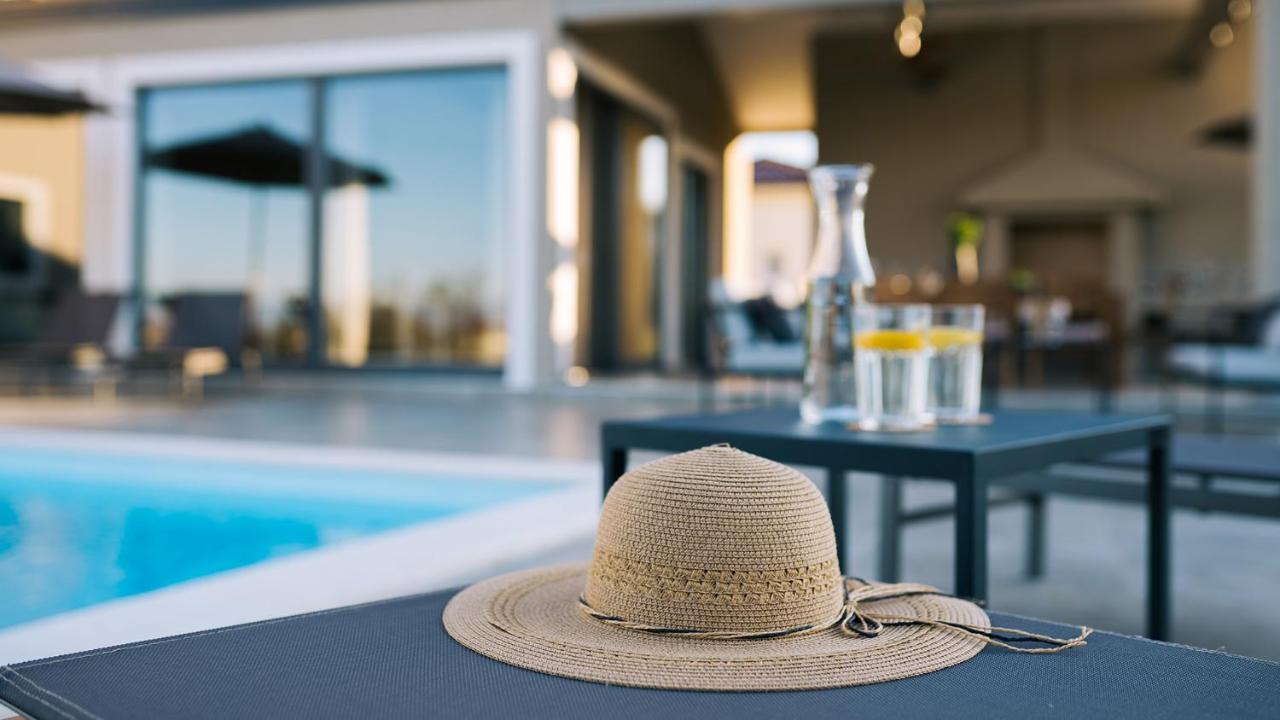 Villa & Jardin - Luxury Villa With Swimming Pool Vrh  Exterior foto